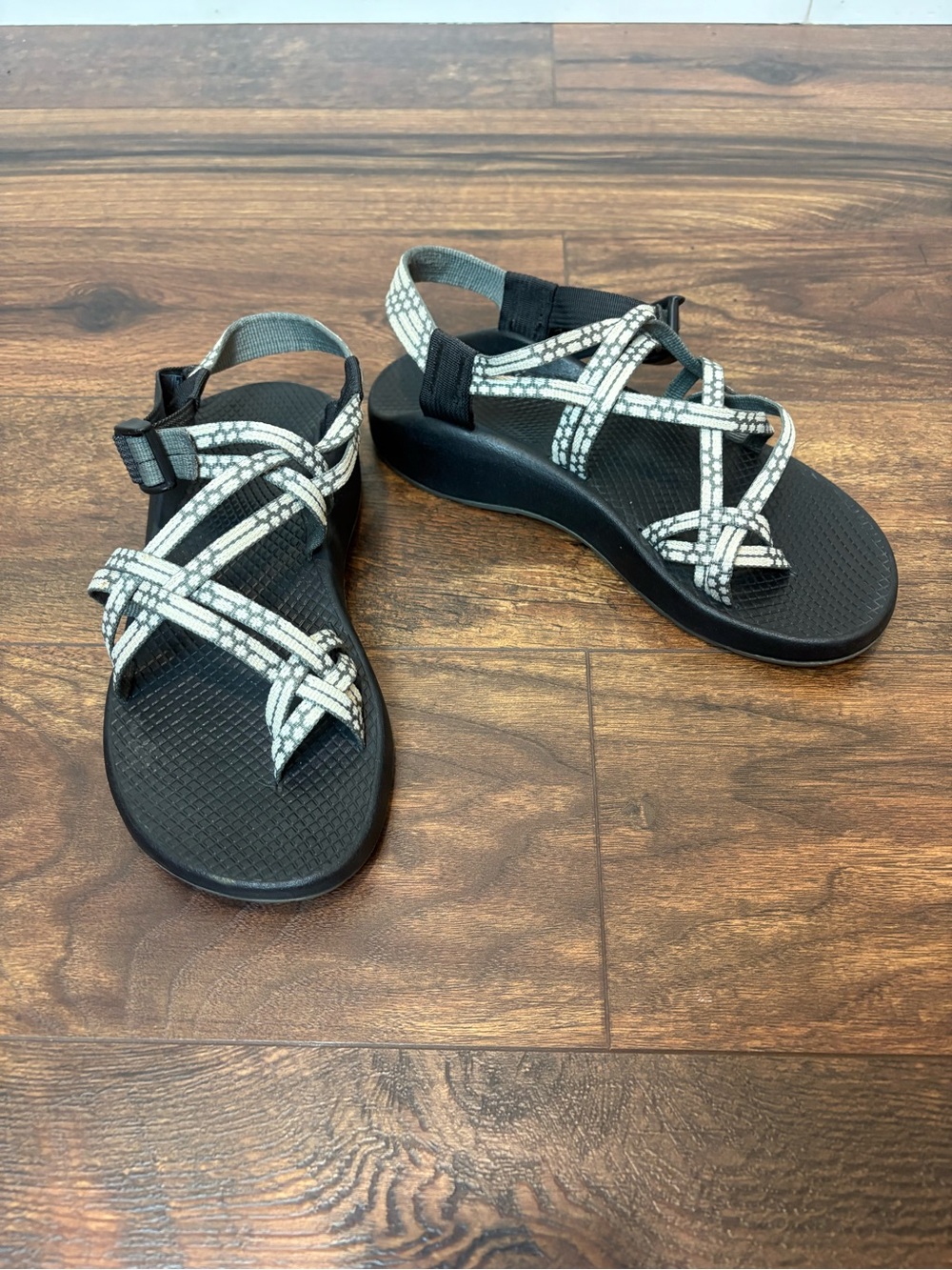 Chaco ZX2 Womens 8M Classic Sandal in Black/white hiking outdoor Nature Water